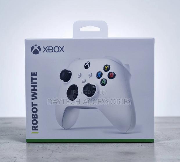 Microsoft Xbox Wireless Controller in the "Robot White" Color Scheme.