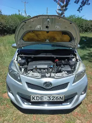 Toyota Vitz 2014 Silver