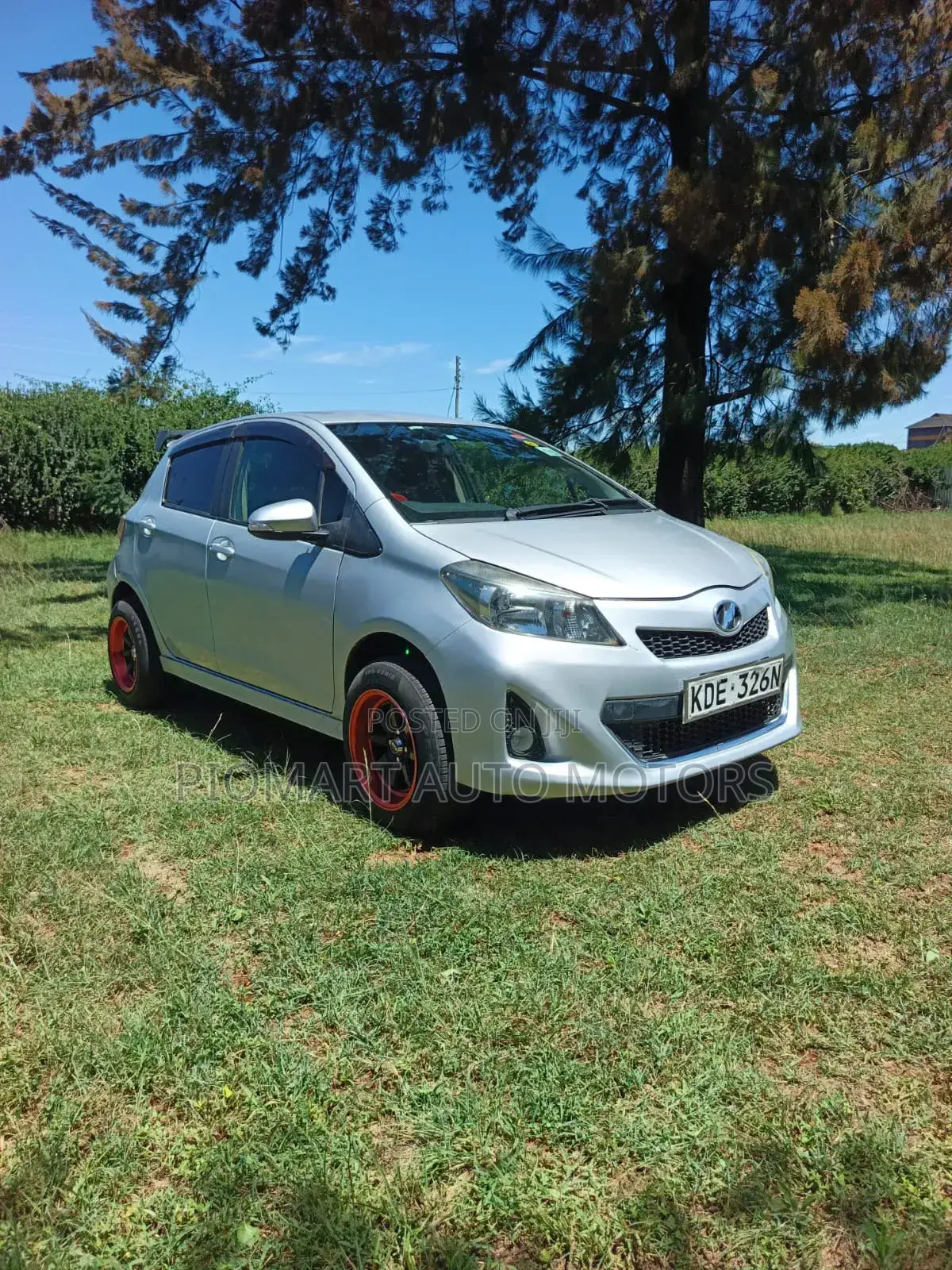 Toyota Vitz 2014 Silver