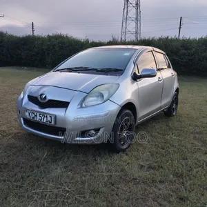 Toyota Vitz 2009 Silver