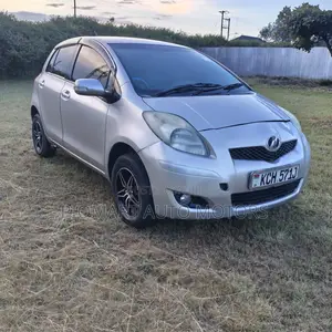 Toyota Vitz 2009 Silver