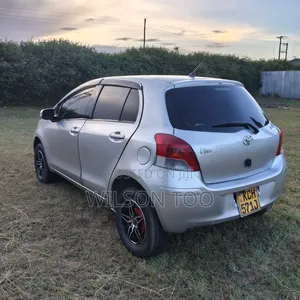 Toyota Vitz 2009 Silver
