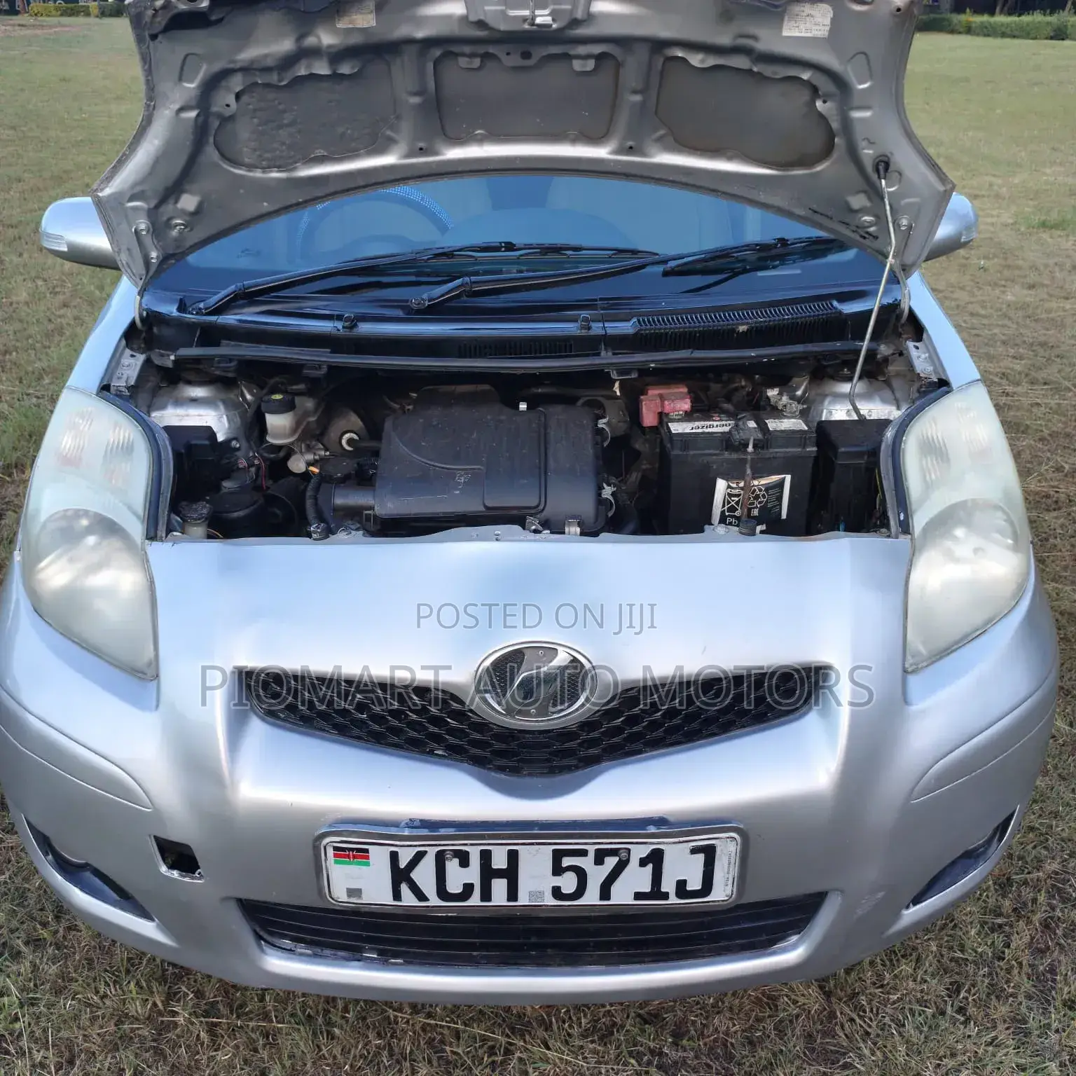 Toyota Vitz 2009 Silver