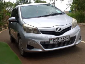 Toyota Vitz 2014 Silver