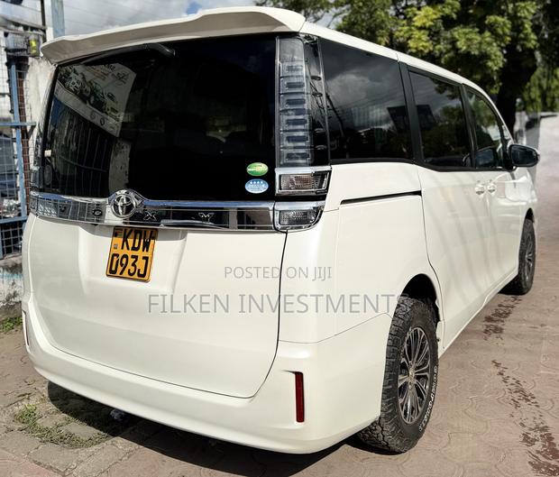 Toyota Voxy 2019 White - thumbnail 5