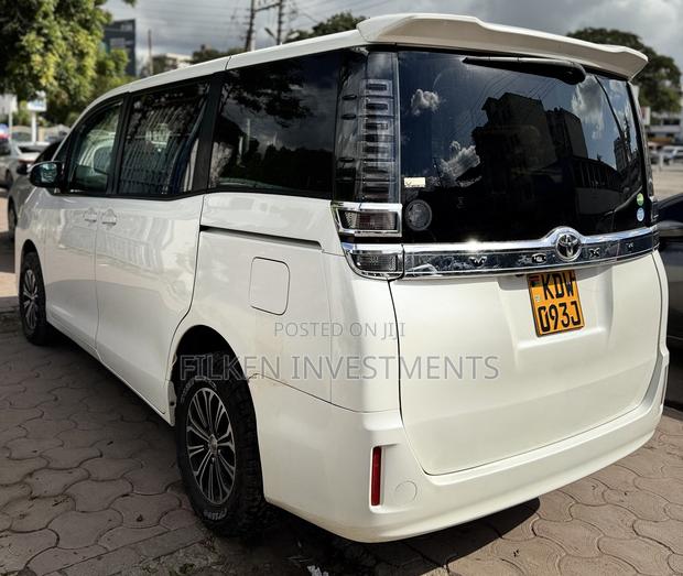 Toyota Voxy 2019 White - thumbnail 4
