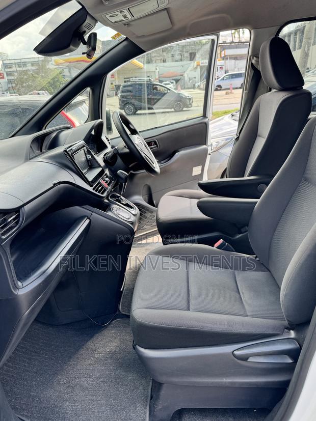 Toyota Voxy 2019 White - thumbnail 8