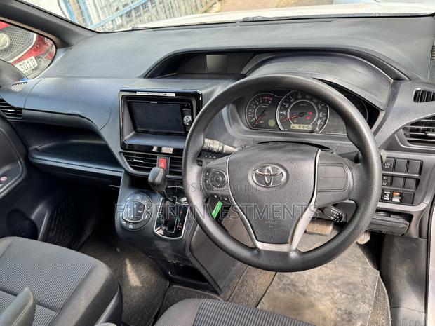 Toyota Voxy 2019 White - thumbnail 11
