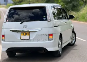 Toyota ISIS 2014 Pearl