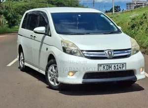 Toyota ISIS 2014 Pearl