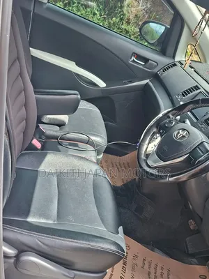 Toyota ISIS 2014 Pearl