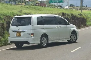 Toyota ISIS 2014 Pearl