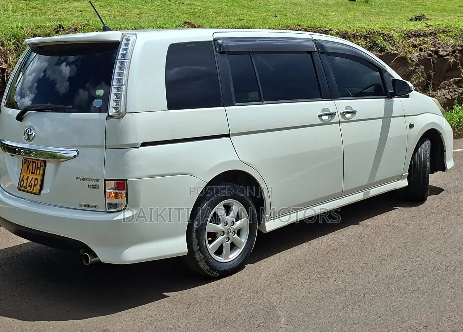 Toyota ISIS 2014 Pearl