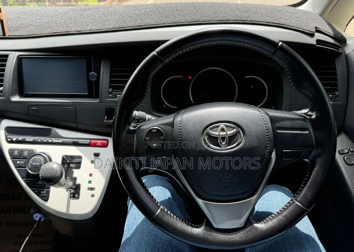 Toyota ISIS 2014 Pearl