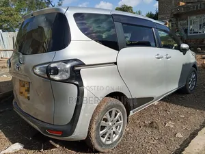 Toyota Sienta 2015