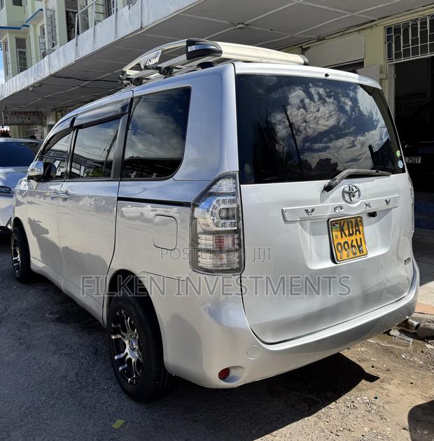 Toyota Voxy 2015 Silver - thumbnail 2