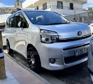 Toyota Voxy 2015 Silver