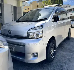 Toyota Voxy 2015 Silver