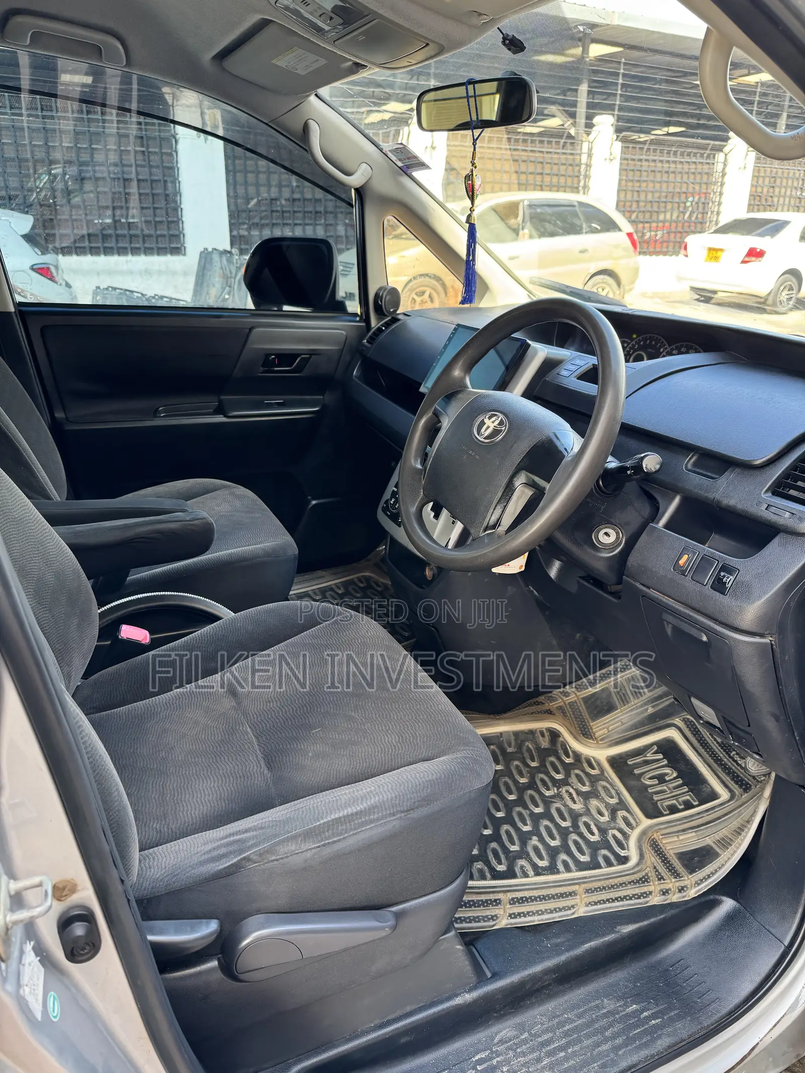 Toyota Voxy 2015 Silver
