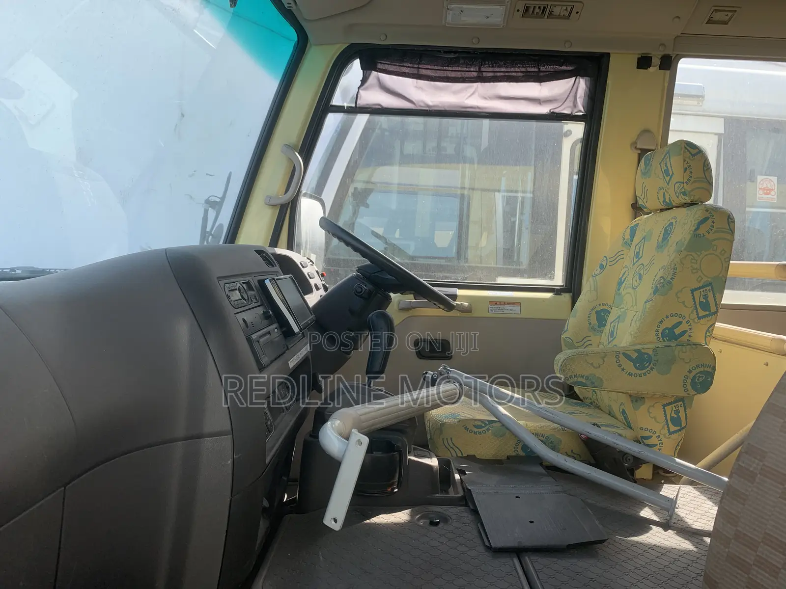 Mitsubishi Fuso Rosa 2018 Yellow