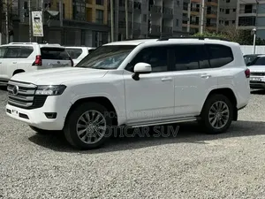 Toyota Land Cruiser LC300 2024 White