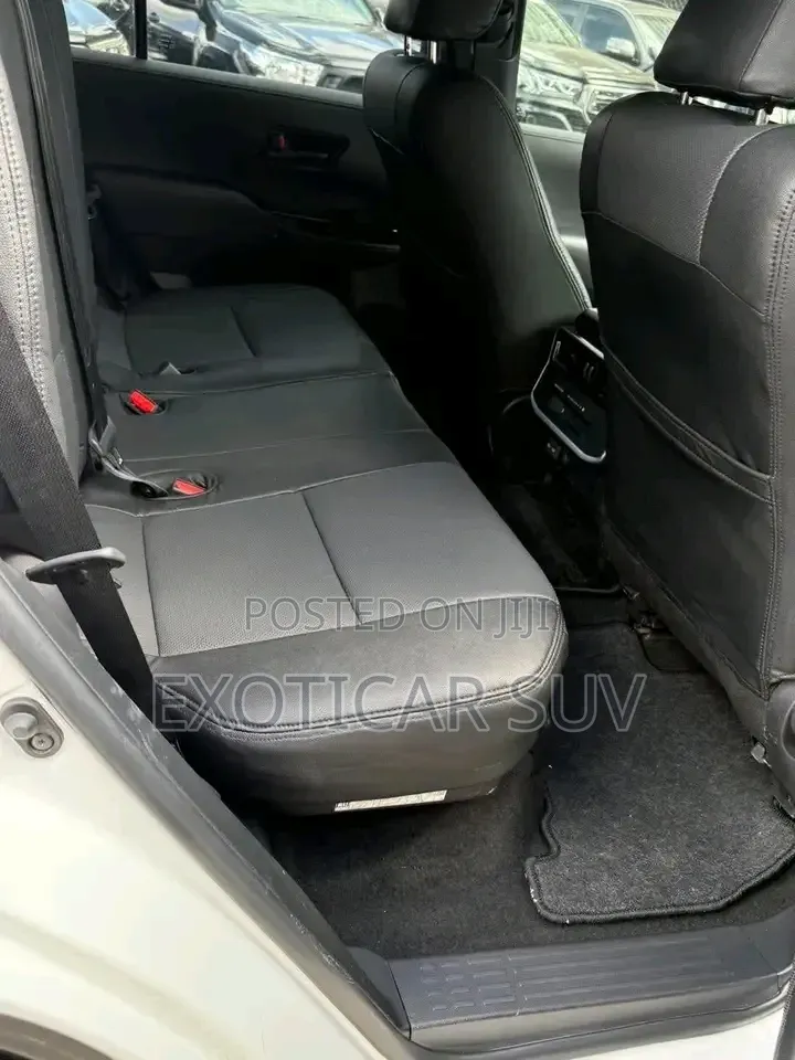 Toyota Land Cruiser LC300 2024 White