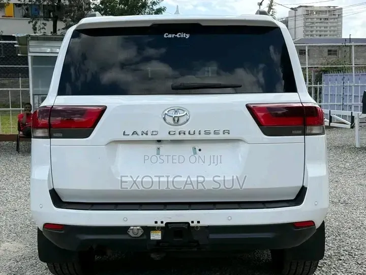 Toyota Land Cruiser LC300 2024 White