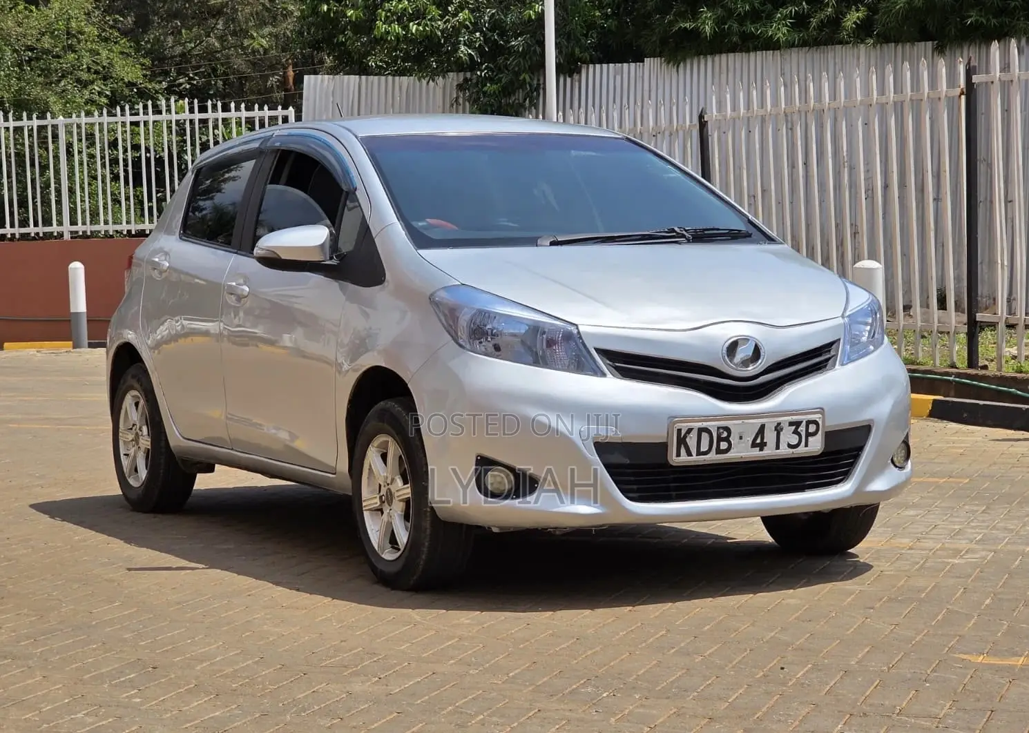 Toyota Vitz 2013 Silver