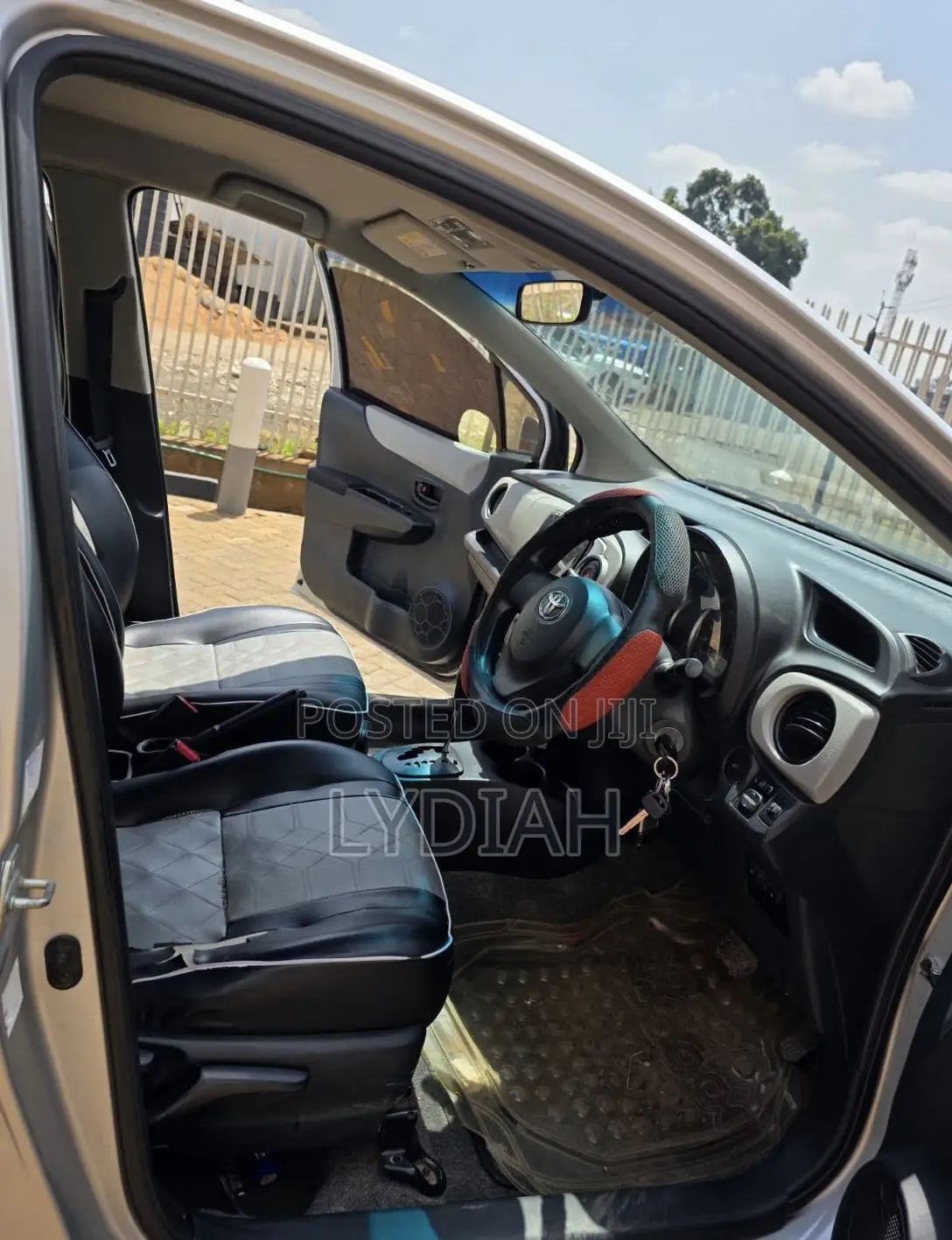 Toyota Vitz 2013 Silver