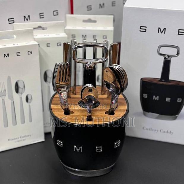 Black Mirror-Polished 18/10 Stainless Steel Smeg Cutlery Set