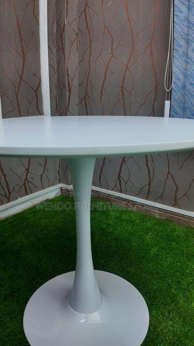 Coffee Table; Round White Marble Coffee Table - thumbnail 4