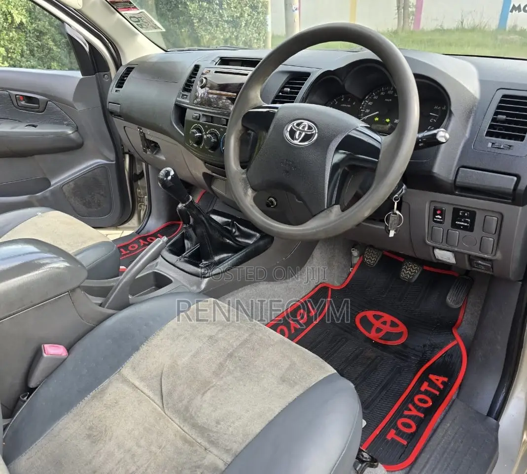 Toyota Hilux 2014 Gold