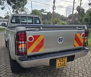 Toyota Hilux 2014 Gold