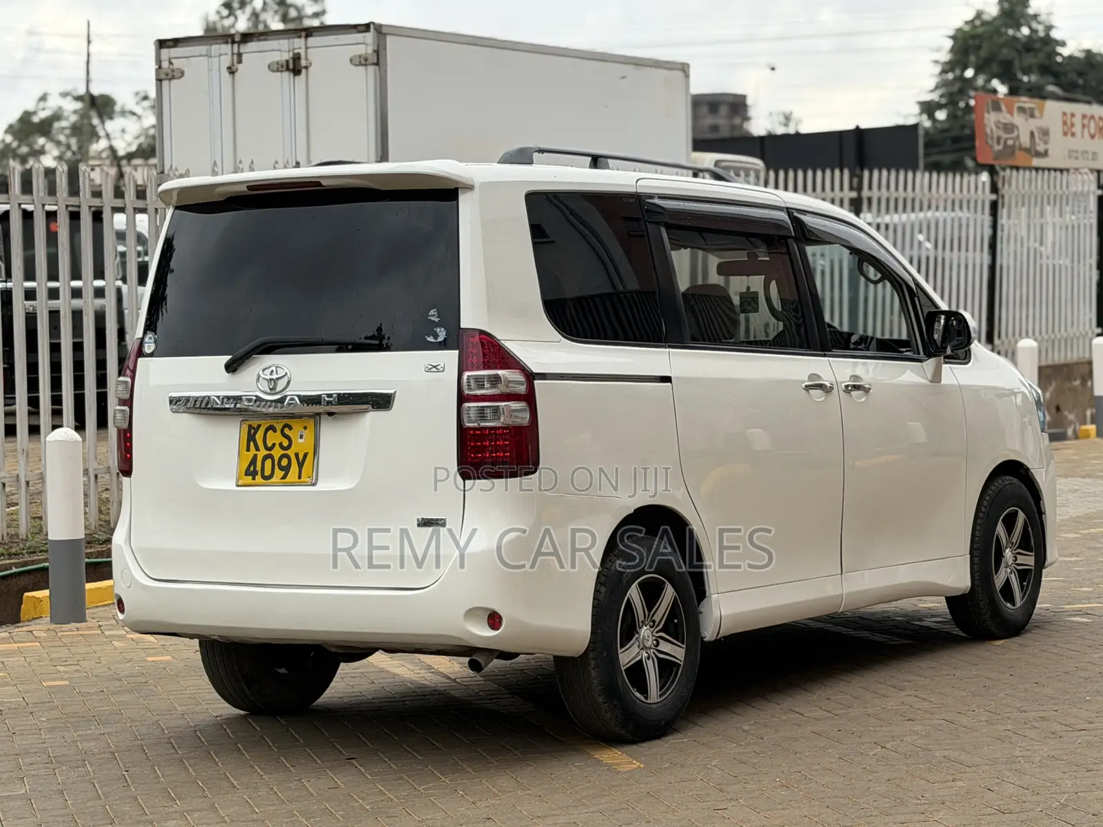 Toyota Noah 2011 White