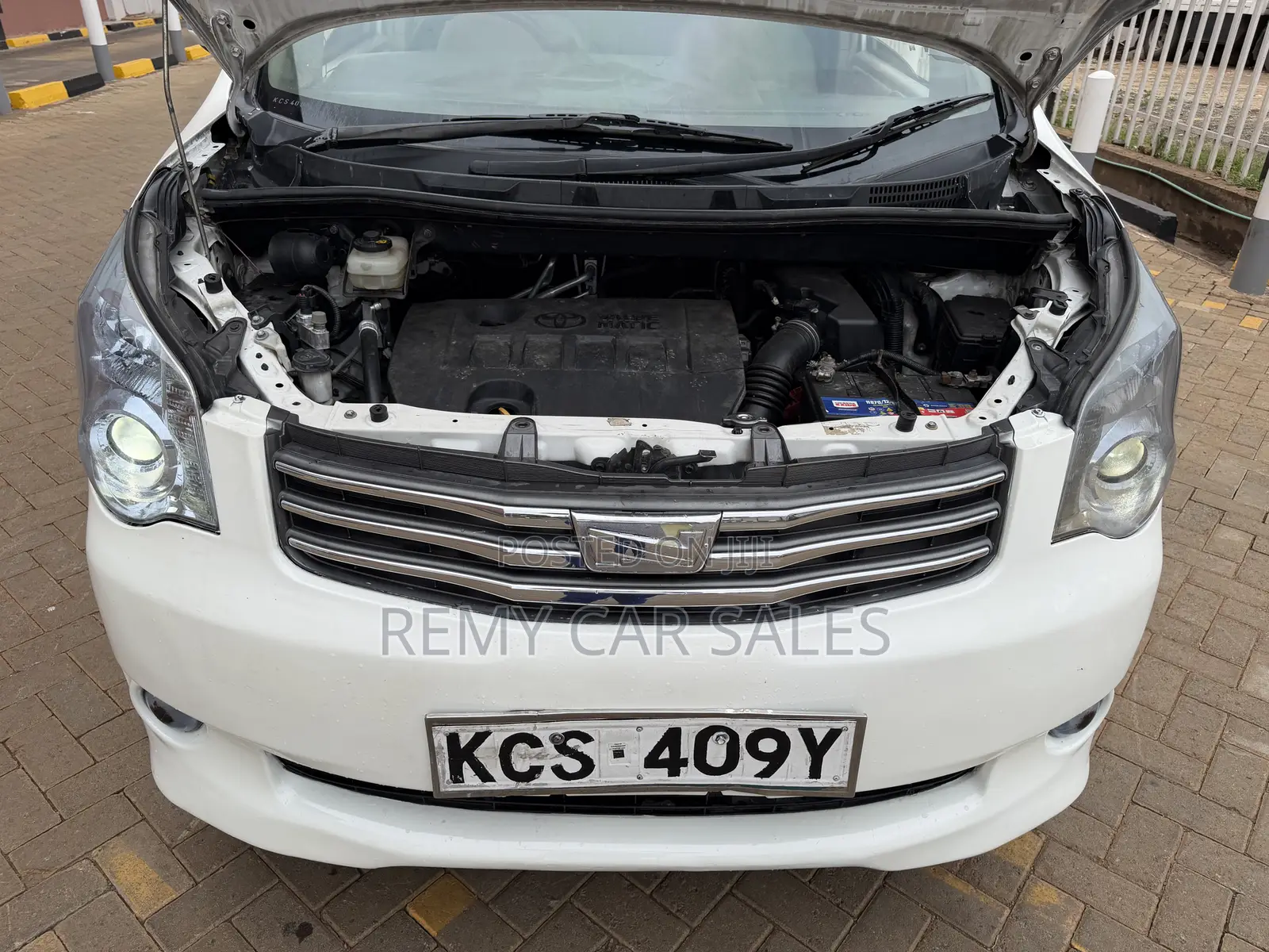 Toyota Noah 2011 White