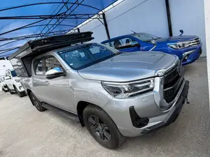 Toyota Hilux 2024 Silver