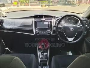 Toyota Corolla Fielder 2018 Silver