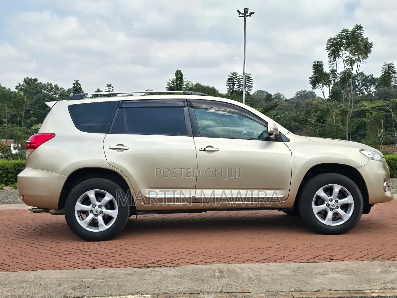 Toyota Vanguard 2011 Gold