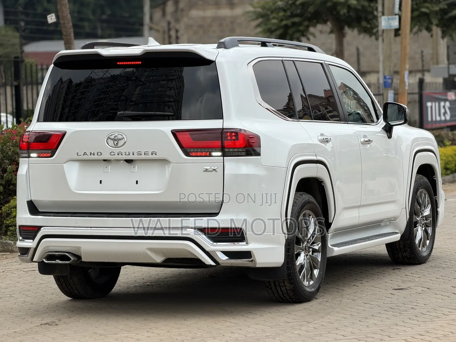 Toyota Land Cruiser LC300 2023 White