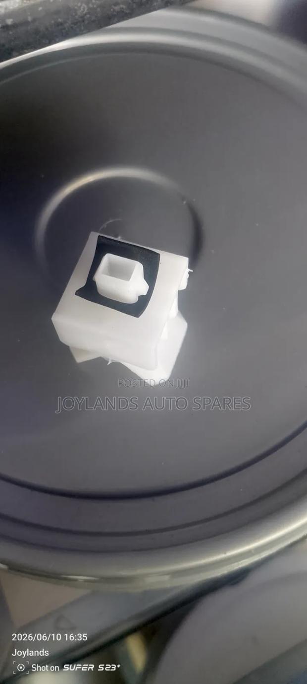 Isuzu Elf 700p Corner Panel Body Clips - main view