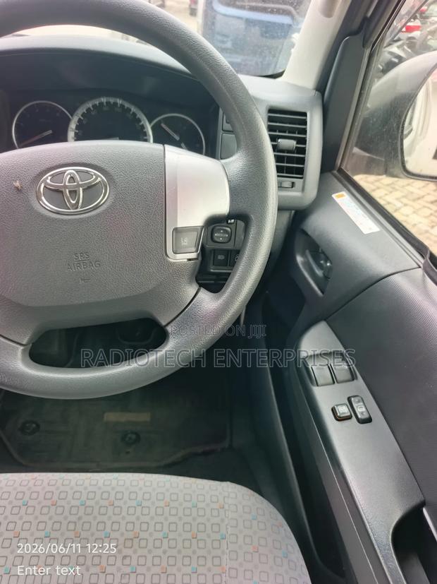 Toyota HiAce 2019 White - thumbnail 8