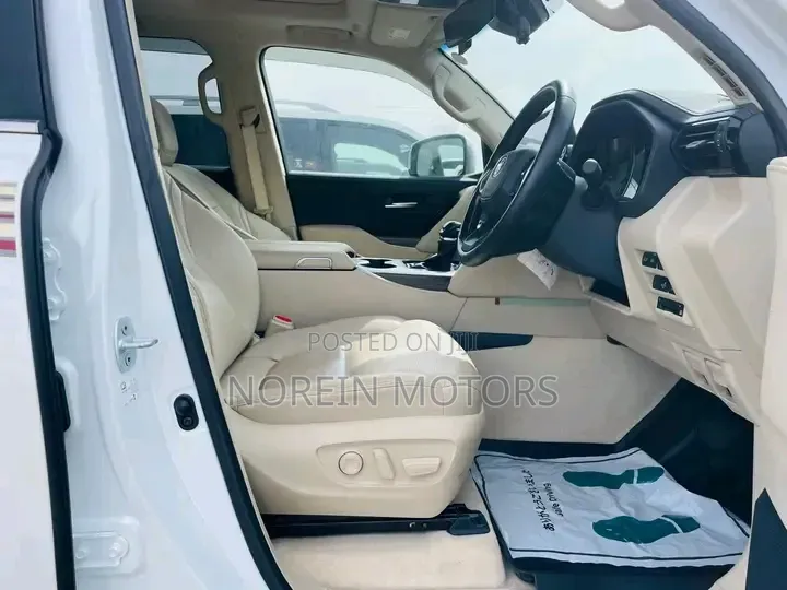 Toyota Land Cruiser 2023 Pearl