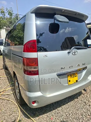 Toyota Noah 2004 Silver