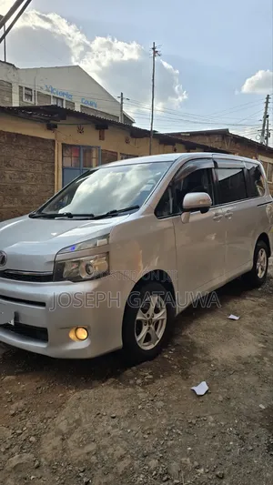 Toyota Voxy 2011 Silver