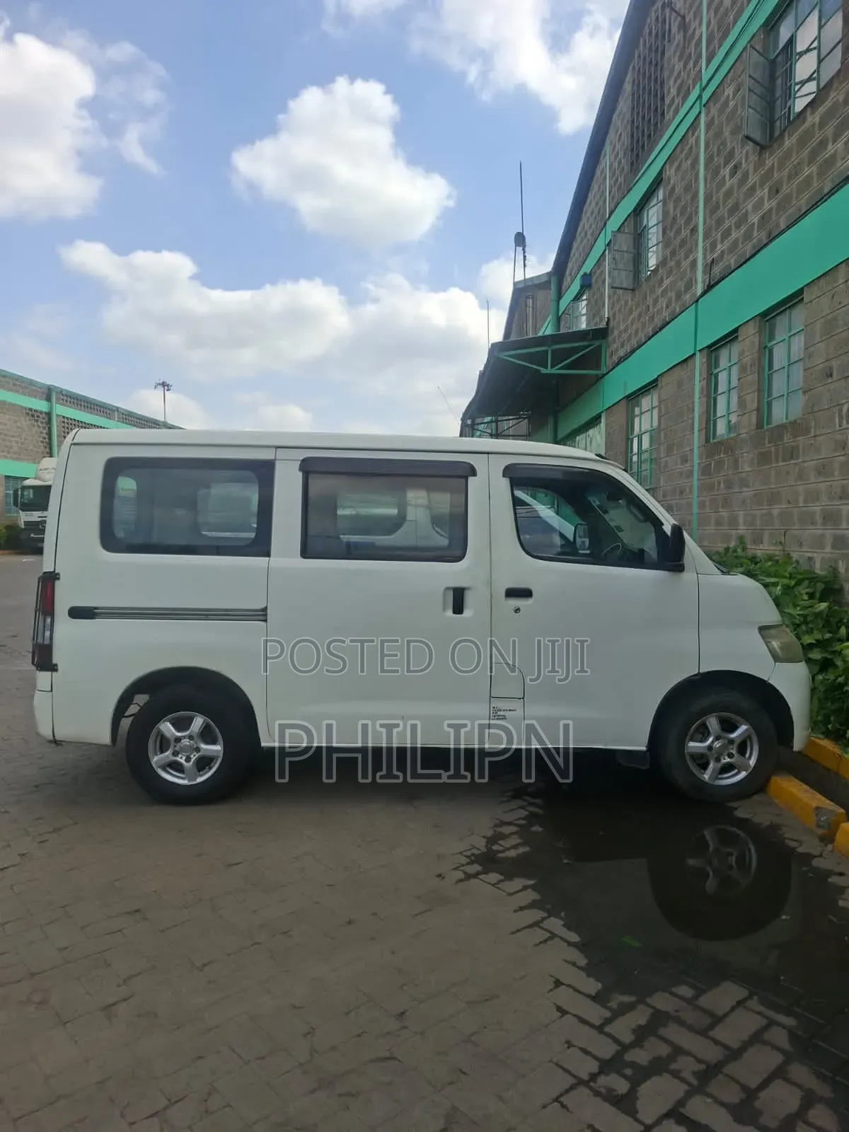 Toyota HiAce 2011 White