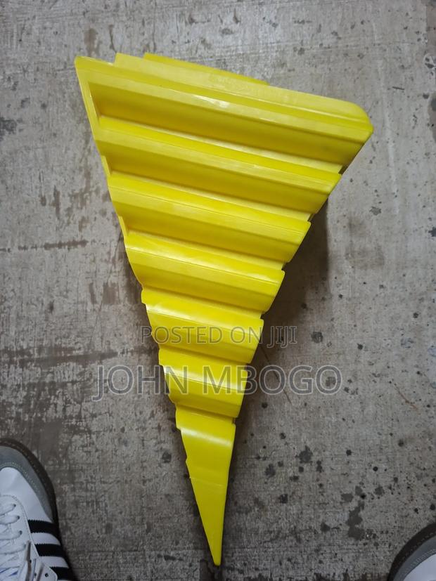 Heavy Duty Plastic Wheel Chock - thumbnail 2