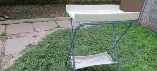 Portable Baby Bath Tub With Folding Stand - Great Condition - thumbnail 5