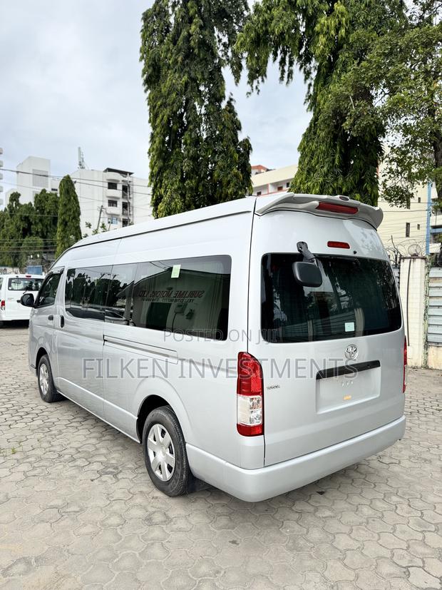 Toyota HiAce 2019 Silver - thumbnail 2