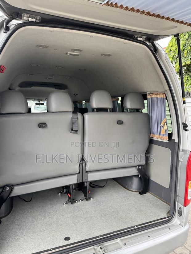 Toyota HiAce 2019 Silver - thumbnail 10