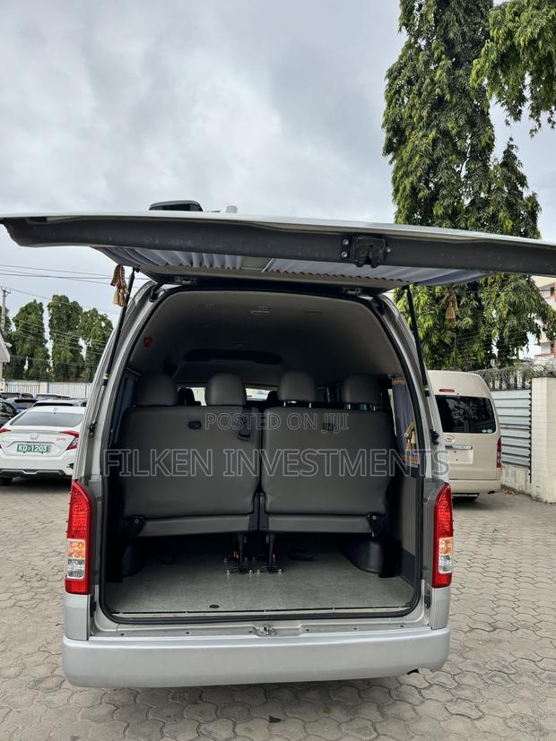 Toyota HiAce 2019 Silver - thumbnail 14